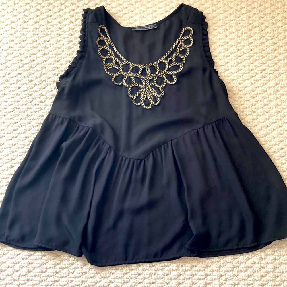 Black, sleeveless tank. Non fitted. Great for under blazer.